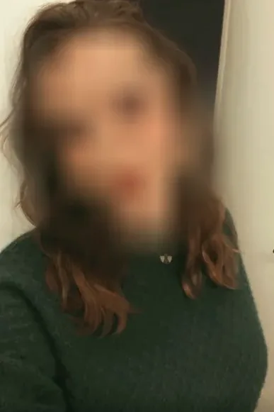 Claudia, 27
