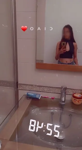 Sandra, 23